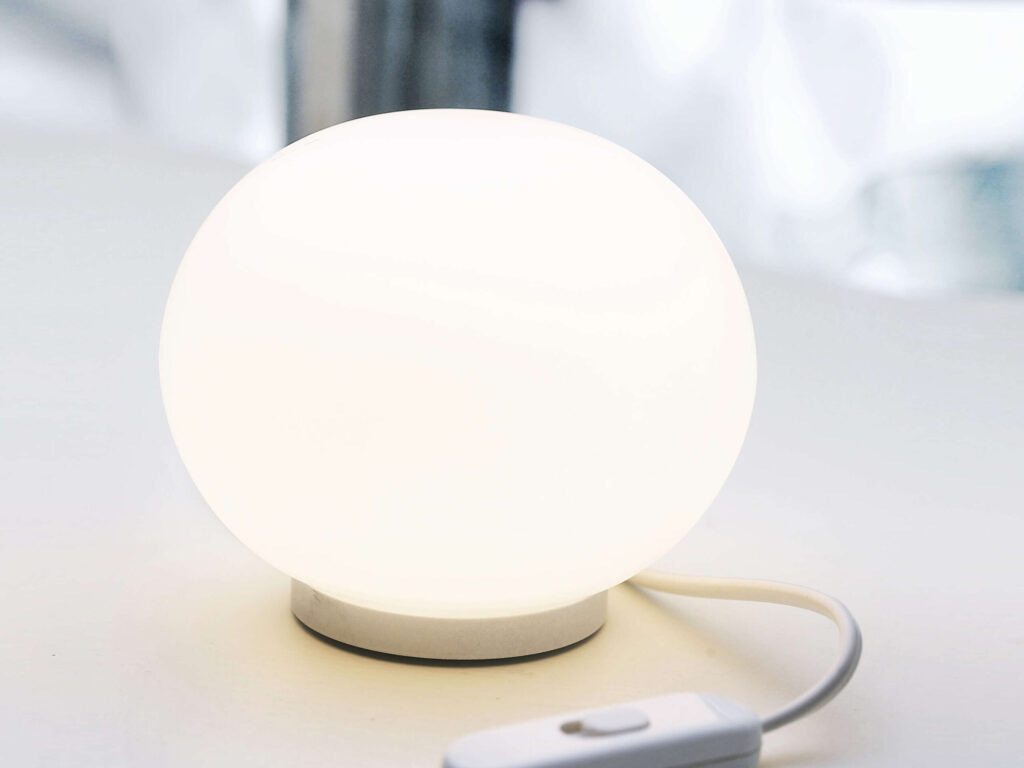 mini-glo-ball-t-white-table-morrison-flos-02